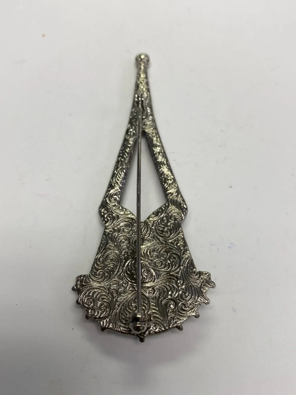 Vintage-Inspired Silver Tone Brooch with Pink Teardrop Crystal
